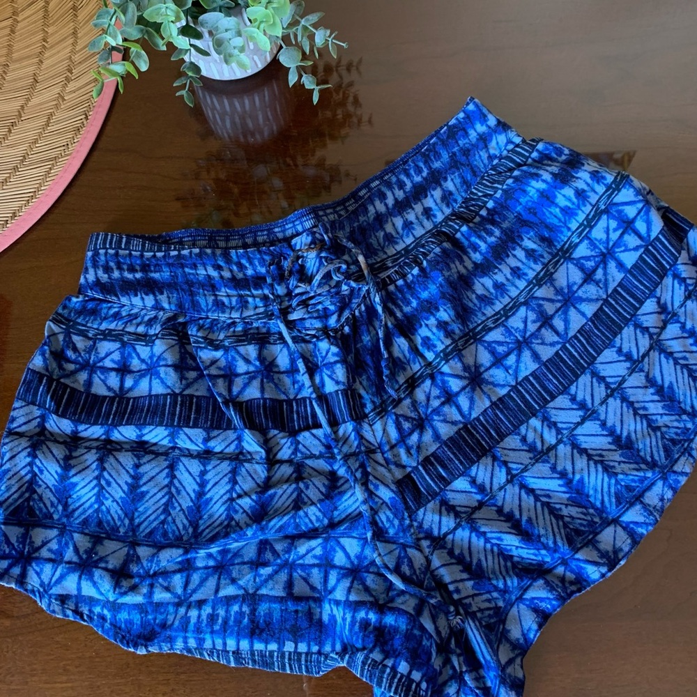 flown shorts with ties